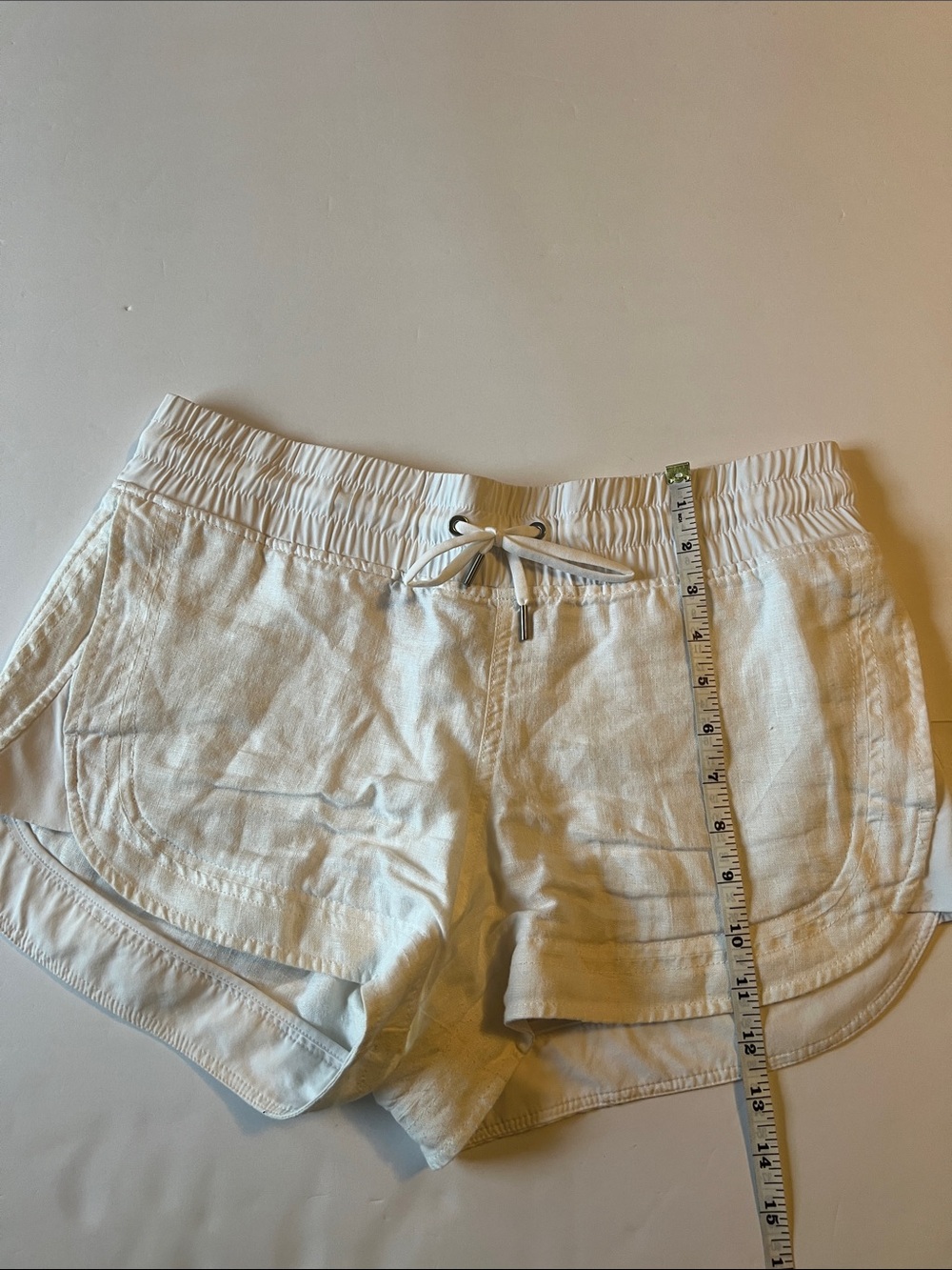 Athleta Women’s 100% Linen 4 inch shorts Beige Size 8 Sporty Lightweight Lounge - Picture 8 of 10
